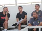 Pelatih-timnas-U-17-Indonesia-Bima-Sakti-bersama-Direktur-Teknik-Garuda-Select-Dennis-Wise.jpg
