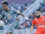 Pemain-Persebaya-Alwi-Slamet-kiri-berduet-merebut-bola-saat-lawan-Borneo-FC-di-Liga-1-2-2022-2023.jpg