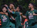 Pemain-Persebaya-merayakan-gol-semata-wayang-Muhammad-Iqbal-ke-gawang-Arema-FC.jpg