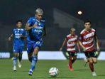 Pemain-Persib-Ciro-Alves-saat-berlaga-melawan-Madura-United.jpg