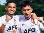 Pemain-Persik-Kediri-Renan-Silva-dan-Al-Hamra-Hehanusa-berselebrasi.jpg