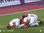 Pemain-Timnas-U-22-Indonesia-Ramadhan-Sananta-bersama-rekan-bersujud-syukur.jpg