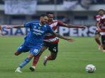 Pemain-anyar-Persib-Bandung-Tyronne-del-Pinno-dikawal-pemain-Madura-United-1.jpg