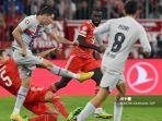Pemain-depan-Barcelona-asal-Polandia-Robert-Lewandowski-tendang-bola-saat-bersaing.jpg
