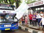 Pemimpin-Wilayah-III-PT-Pegadaian-Palembang-Pratikno-peserta-mudik-gratis.jpg