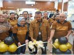Pemimpin-Wilayah-PT-Pegadaian-Kantor-Wilayah-Sumbagsel-Praktikno-potong-tali-pita.jpg
