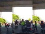 Pemotor-Tega-Tinggalkan-Kekasihnya-Saat-Ditilang-Polisi.jpg