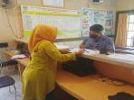 Pencari-kerja-saat-mengajukan-pembuatan-surat-kuning-atau-AK1-di-Disnakertrans-Musi-Rawas.jpg