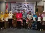 Penyerahkan-sertifikat-PTSL-kepada-warga-Prabumulih.jpg