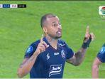 Penyerang-Arema-FC-Gustavo-dos-Almeida-berselebrasi.jpg