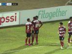 Penyerang-Madura-United-Junior-Brandao-merayakan-gol-bersama-rekannya.jpg