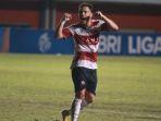 Penyerang-Madura-United-Lulinha-merayakan-gol-ke-gawang-PSM-Makassar.jpg