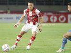 Penyerang-Persis-Solo-Alexis-Messidoro-kiri-berebut-bola.jpg