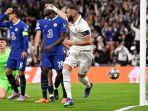 Penyerang-Real-Madrid-Karim-Benzema-mencetak-gol-ke-gawang-Chelsea.jpg