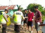 Personil-Polsek-Lalan-ketika-membagian-nasi-kepada-masyarakat-di-Kecamatan-Lalan.jpg
