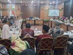 Pertemuan-warga-Pertamina-Kementerian-ATR-untuk-mendengar-surat-pengaduan-warga-Sungai-Gerong.jpg