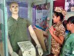 Peserta-baca-puisi-memperingati-Hari-Pahlawan-melihat-koleksi-Nuseum-AK-Ghani.jpg