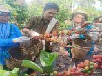 Petani-Kopi-di-Gumay-Ulu-Lahat.jpg