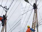 Petugas-PLN-tengah-melakukan-evakuasi-kepada-petugas-Subcon-yang-meninggal-dunia.jpg