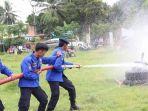 Petugas-pemadam-kebakaran-di-Kabupaten-Lahat-saat-melakukan-simulasi-memadamkan-api.jpg