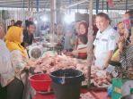 Pj-Bupati-Muara-Enim-Ahmad-Rizali-memantau-harga-daging-ayam-di-pasar-Inpres-Muara-Enim.jpg
