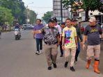 Pj-Walikota-Palembang-Ratu-Dewa-berjalan-kaki-memantau-kondisi-jalan-dan-saluran-air-jalan.jpg