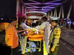 Polisi-bersama-BNPB-mengevakuasi-jasad-pria.jpg