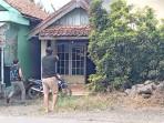 Polisi-datangi-rumah-tersangka.jpg