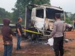 Polisi-melakukan-olah-TKP-truk-terbakar-di-perkebunan-tebu-wilayah-Desa-Seri-Bandung.jpg