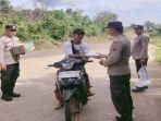 Polsek-Rambang-berbagi-dengan-pengendara.jpg