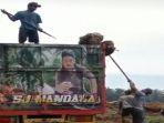 Proses-muat-Tandan-Buah-Segar-TBS-sawit-kedalam-mobil-truk-angkutan.jpg