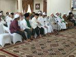 Puluhan-ulama-tamir-masjid-dan-ibu-ibu-pengajian-datang-ke-rumah-H-Halim.jpg