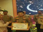 Raih-Sertifikat-Penghargaan-dan-Raport-hasil-Penilaian-Pelayanan-Publik-Tahun-2022.jpg