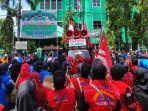 Ratusan-buruh-melakukan-aksi-di-Kantor-Gubernur-Sumatera-Selatan-ump.jpg