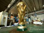 Replika-trofi-Piala-Dunia-FIFA-yang-hampir-selesai-untuk-Piala-Dunia-FIFA-Qatar-2022.jpg