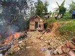 Rumah-di-Kelurahan-Cibadak-dibakar-warga-diduga-dijadikan-tempat-prostitusi.jpg