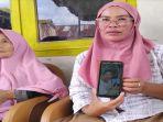 Rusnawati-Ibu-kandung-Irohmin-didampingi-salah-seorang-keluarga-masih-meyakini-anak-dibunuh.jpg