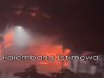 SUASANA-Sekitar-Kantor-DPRD-Sumsel-Mencekam-Pos-Polisi-Dibakar-Gedung-DPRD-Dirusak.jpg