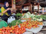 Salah-seorang-pedagang-sayur-yang-sedang-menjajakan-sayur-tomat-ke-pembeli.jpg