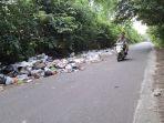 Sampah Meluber ke Jalan, Masyarakat Tanjung Batu OI Keluhkan Bau Busuk dan Serangan Lalat