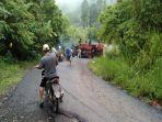 Sebuh-truk-dengan-Nomor-polisi-Nopol-BE-8559-AD-bermuatan-jagung-terguling.jpg