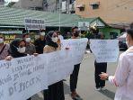Sejumlah-mahasiswa-menggelar-aksi-demo-di-Kantor-Dinas-Perindustrian-dan-Perdagangan-Disprindag.jpg