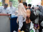 Sejumlah-penumpang-saat-akan-naik-kereta-api-di-Stasiun-Kertapati-Palembang-Senin-28102024.jpg