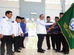 Sekda-Provinsi-Sumsel-Drs-H-Edward-Chandra-MH-menyerahkan-bendera-petaka-BAPOR-KORPRI.jpg