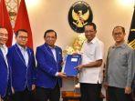 Sekjen-Partai-Demokrat-Herman-Khaeron-menyerahkan.jpg