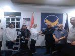 Sekretaris-DPW-Partai-Nasdem-Provinsi-Sumsel-Dr-Ir-H-Syamsul-Bahri-MM-menyerahkan-KTA.jpg