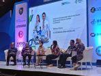 Senior-Editor-Sripo-Tribun-Hj-L-Weny-Ramdiastuti-memimpin-diskusi-panel-ARSSI-Sumsel-Expo.jpg