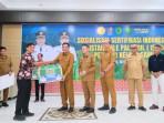 Serahkan-bantuan-ke-petani.jpg