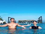 Sonny-Septian-dan-King-Faaz-Arafiq-saat-berenang.jpg