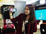 Sosok-wanita-cantek-memperlihatkan-handphone-dengan-kartu-Telkomsel.jpg